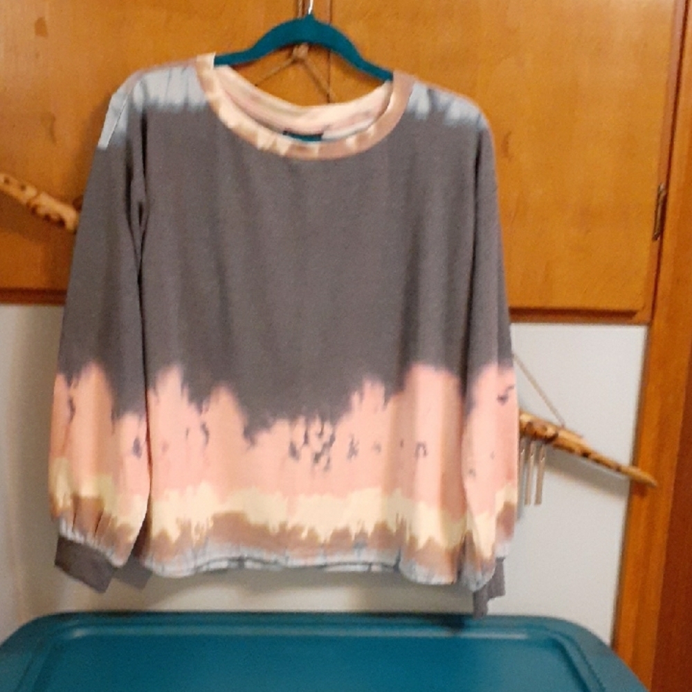 stunning pink, gray, and blue tunic top  compfy!